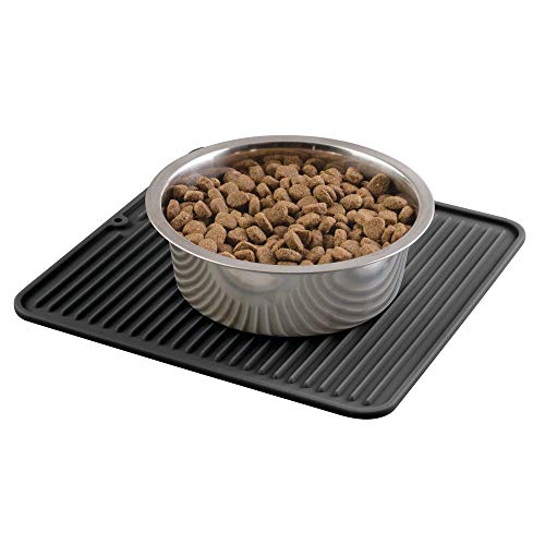 mDesign Salvamanteles de silicona apto para lavavajillas – Alfombrilla de silicona mediana para comederos – Alfombrilla antideslizante para mascotas para una zona de alimentación higiénica – negro