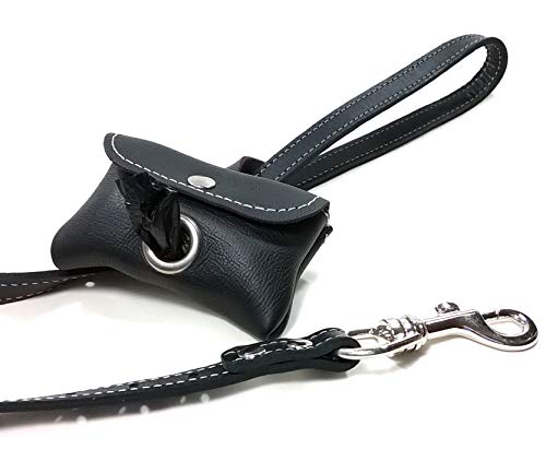 Porta-bolsas Caca Perro de Cuero, Elegante Dispensador para una Rollo de Bolsas de Excrementos, Calidad Hecho a Mano en España, Color Negro, Para Llevar en la Correa, Collar, Cinturón o Bolsa